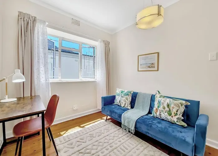 Spacious Two Bedroom Apartment In Newlands
