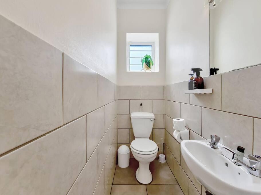 Spacious Two Bedroom In Newlands *