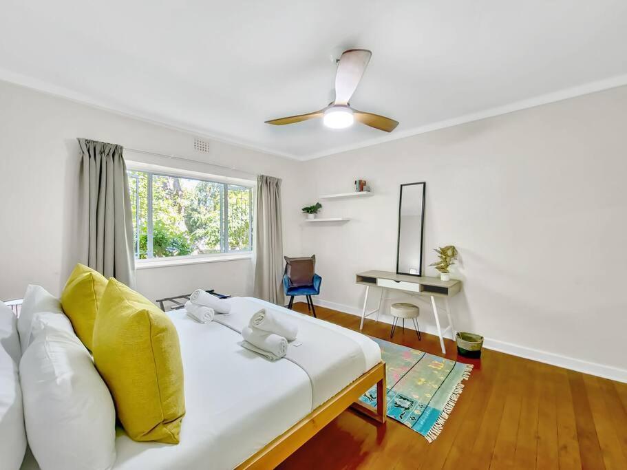 Spacious Two Bedroom In Newlands Apartment *