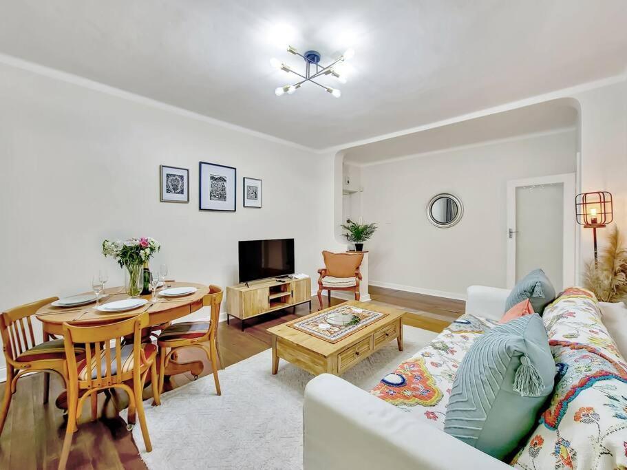 Spacious Two Bedroom In Newlands