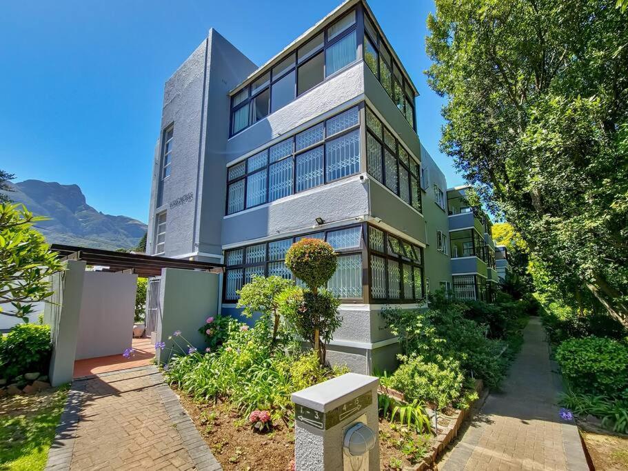 Spacious Two Bedroom In Newlands